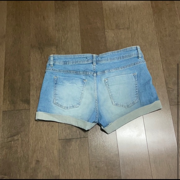 Light wash denim shorts - Picture 2 of 3